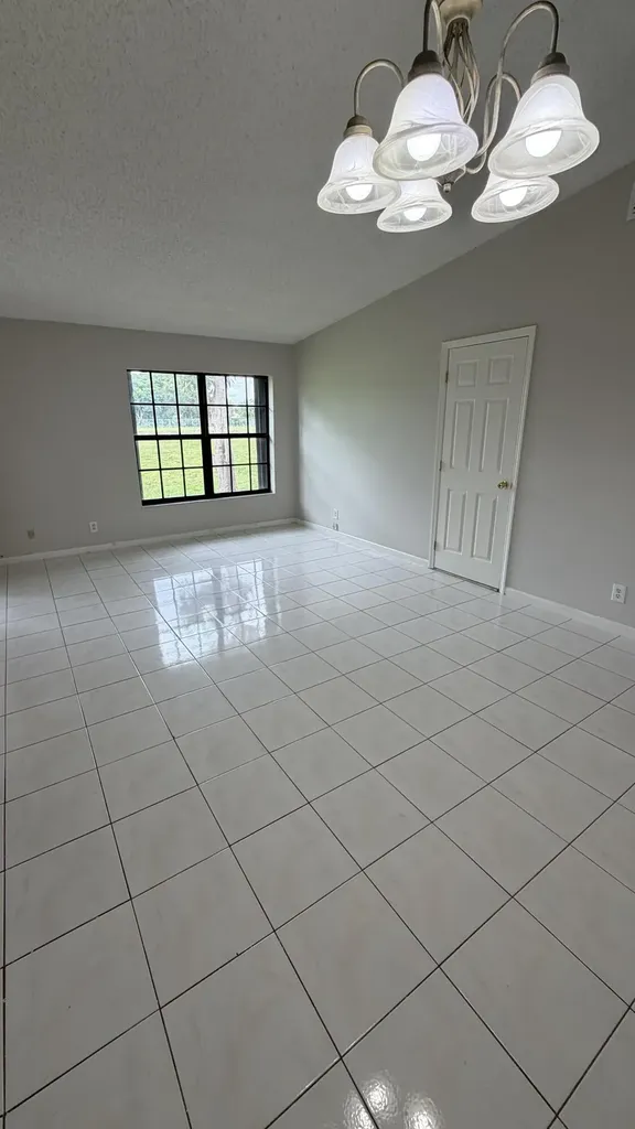 5460 S Lakewood Circle S Margate FL 33063