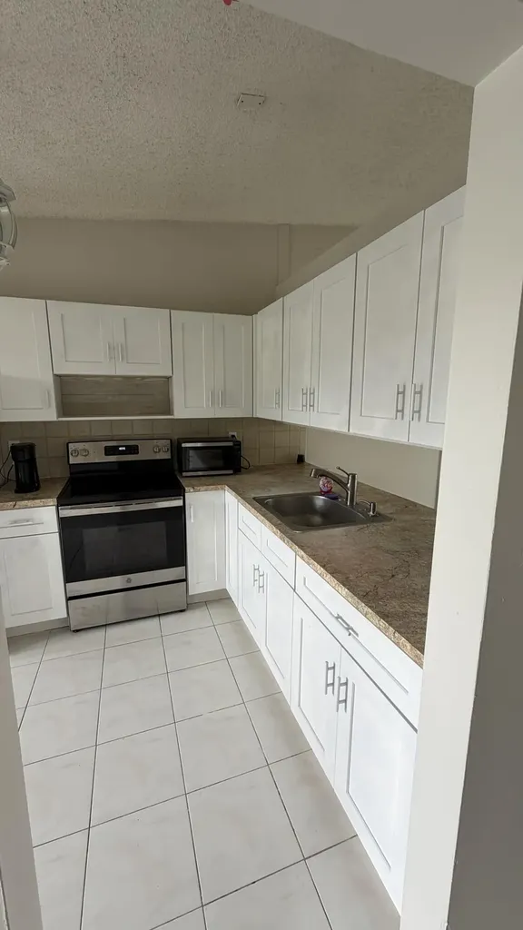 5460 S Lakewood Circle S Margate FL 33063