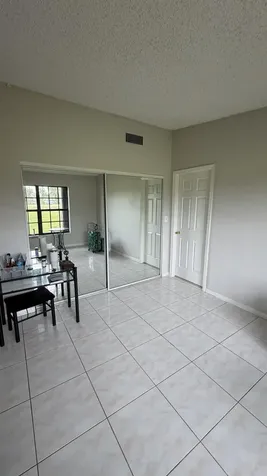 5460 S Lakewood Circle S Margate FL 33063