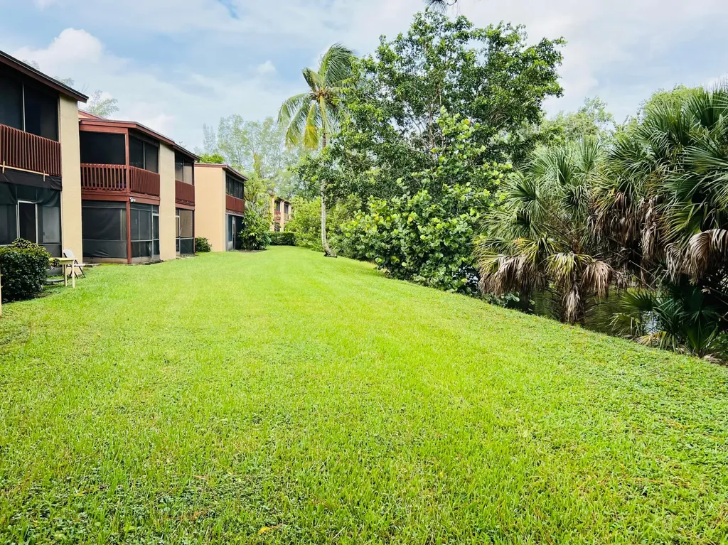 1407 E Lakeview Drive Drive E Royal Palm Beach FL 33411