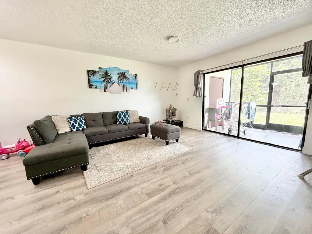 1407 E Lakeview Drive Drive E Royal Palm Beach FL 33411
