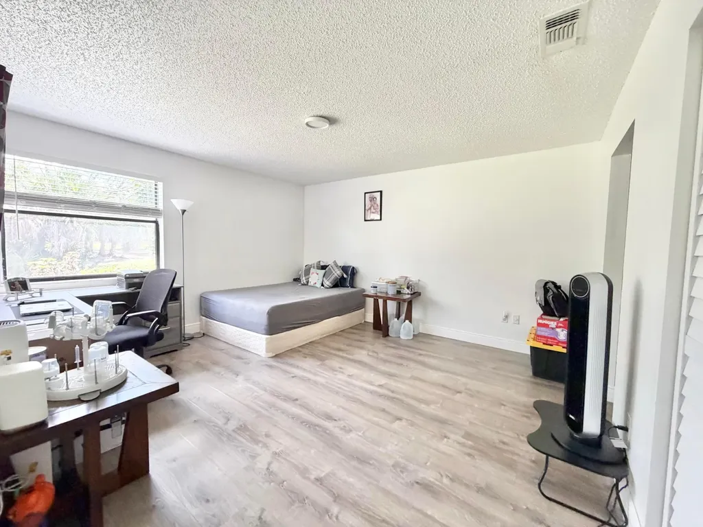 1407 E Lakeview Drive Drive E Royal Palm Beach FL 33411