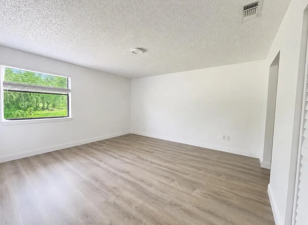 1407 E Lakeview Drive Drive E Royal Palm Beach FL 33411