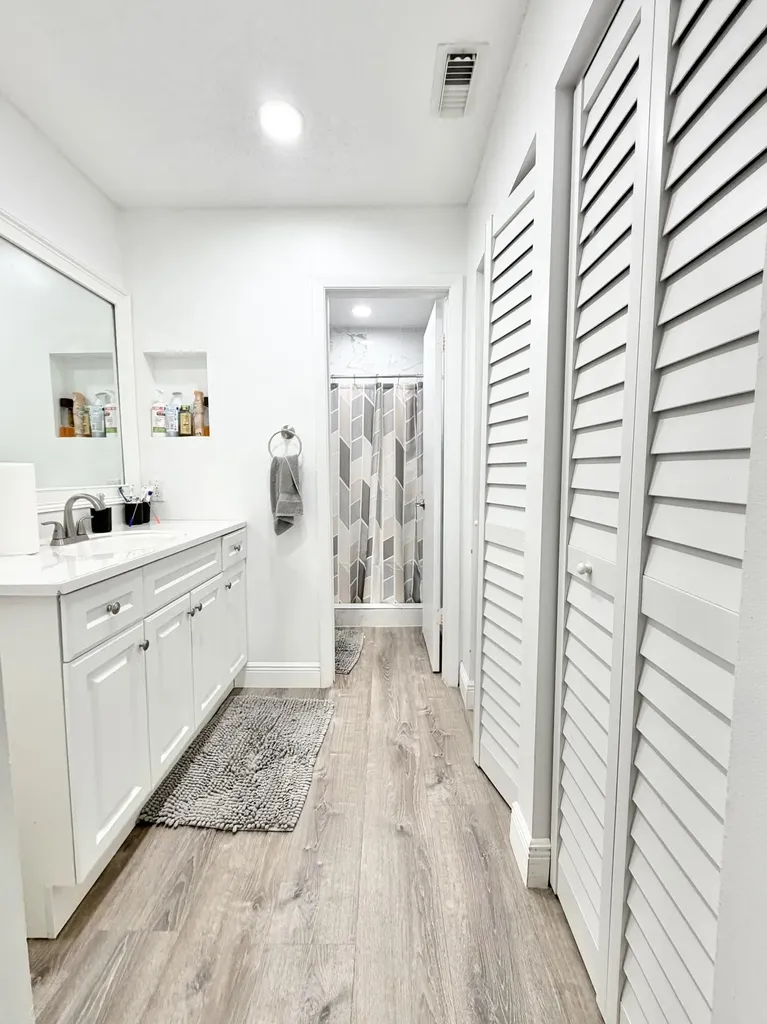 1407 E Lakeview Drive Drive E Royal Palm Beach FL 33411