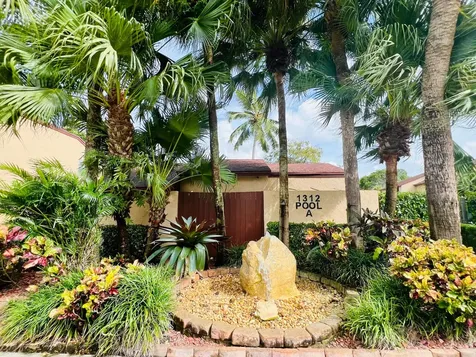 1407 E Lakeview Drive Drive E Royal Palm Beach FL 33411