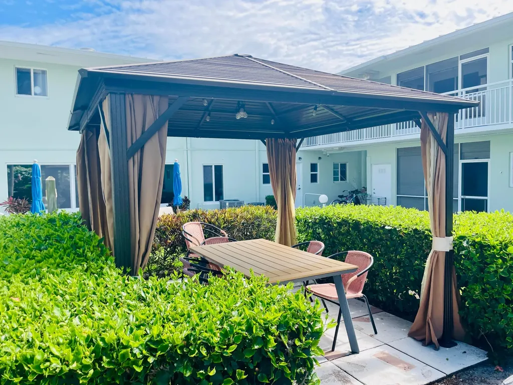 2100 NE 38th Street Lighthouse Point FL 33064