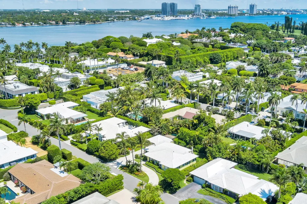 241 Via Linda Palm Beach FL 33480