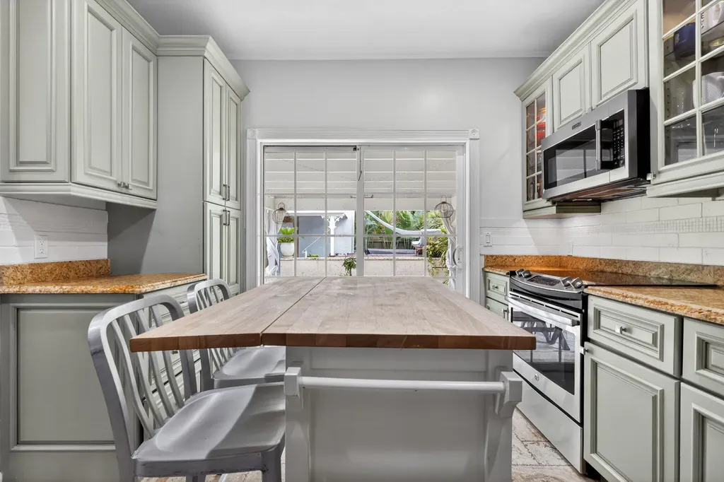 412 El Prado West Palm Beach FL 33405