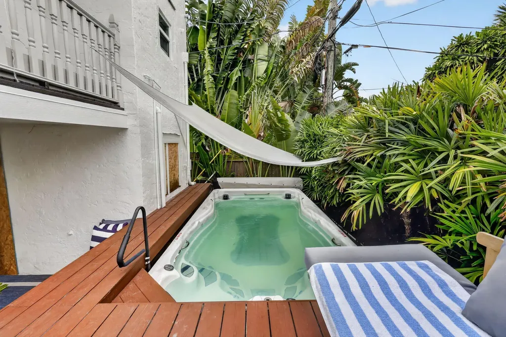 412 El Prado West Palm Beach FL 33405