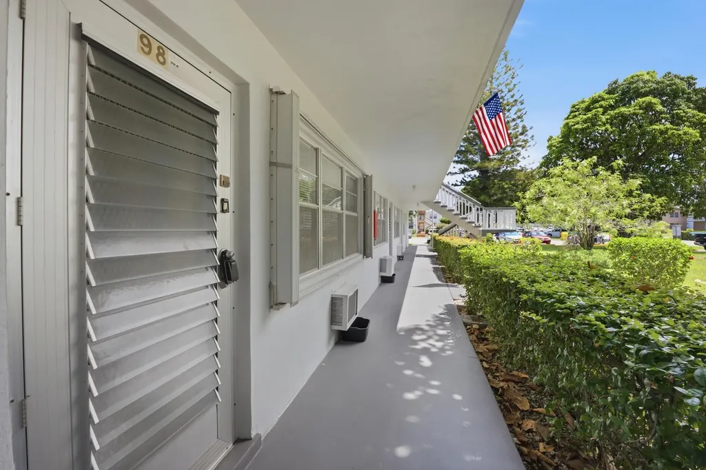 98 E Cambridge E West Palm Beach FL 33417