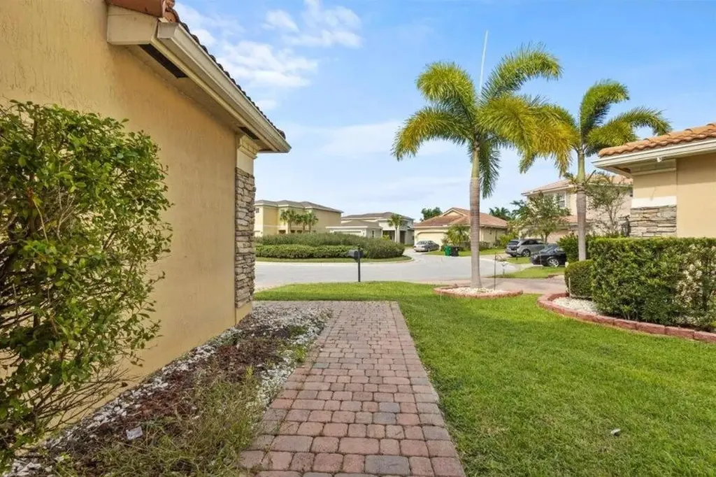 2335 NW Via Della Court Port St Lucie FL 34986