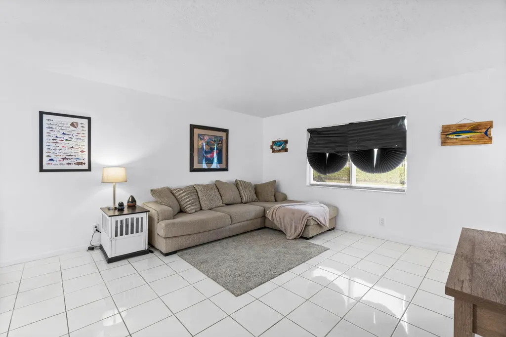 658 NE 6th Court E Boynton Beach FL 33435