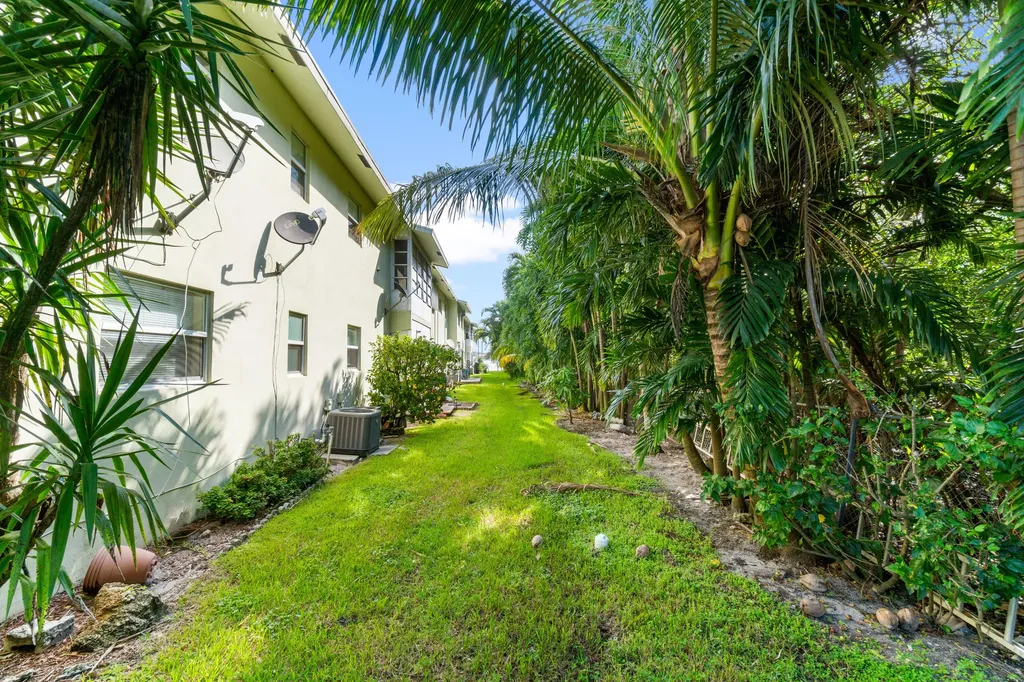 658 NE 6th Court E Boynton Beach FL 33435