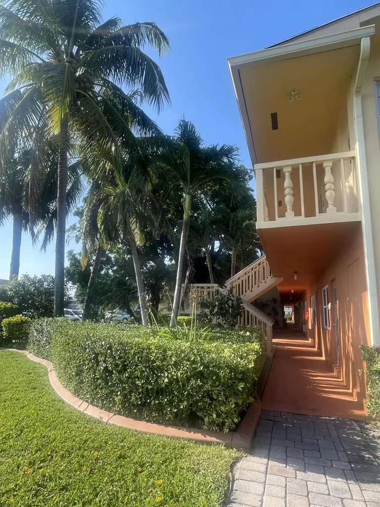 207 Salisbury I West Palm Beach FL 33417