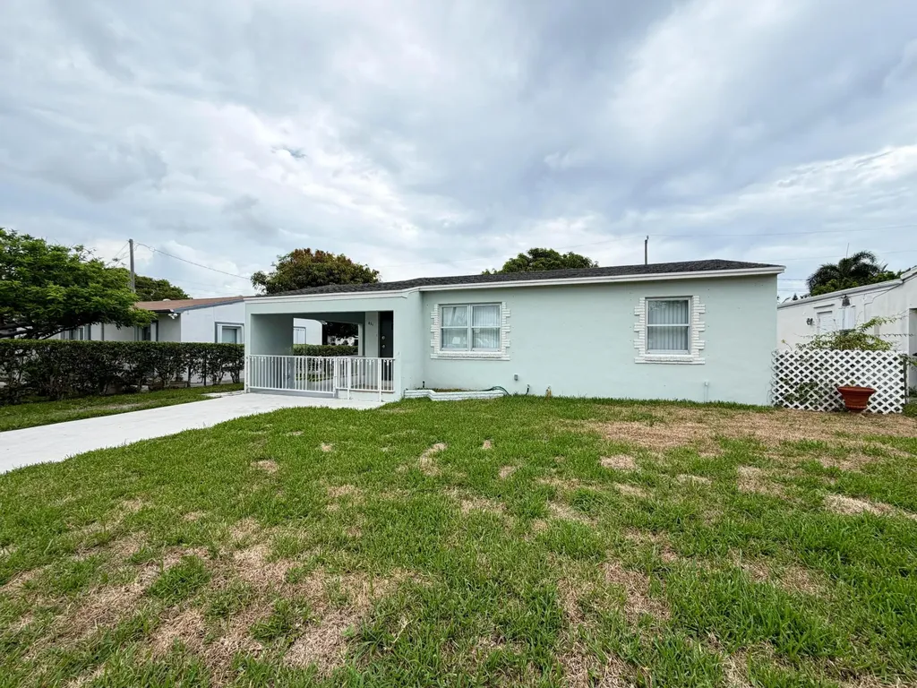 831 El Prado West Palm Beach FL 33405