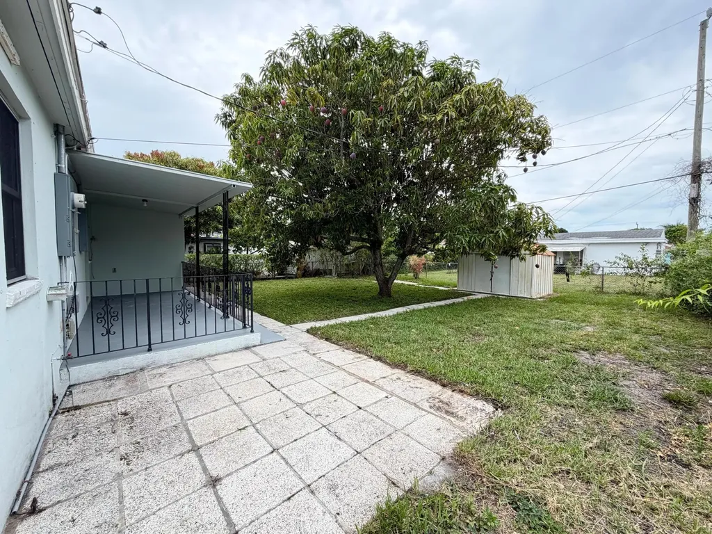 831 El Prado West Palm Beach FL 33405