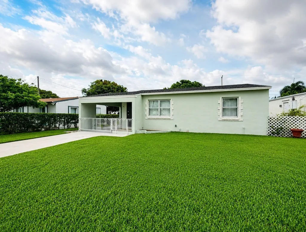 831 El Prado West Palm Beach FL 33405