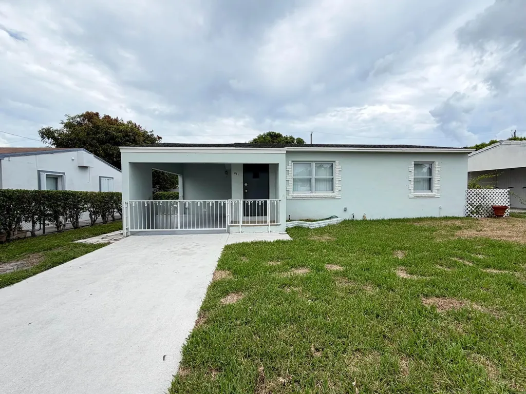 831 El Prado West Palm Beach FL 33405