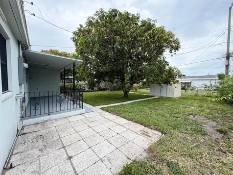 831 El Prado West Palm Beach FL 33405