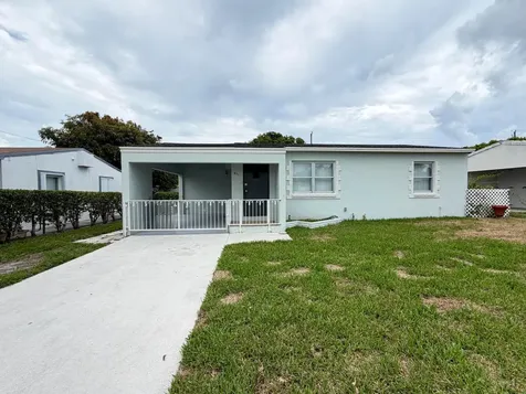 831 El Prado West Palm Beach FL 33405