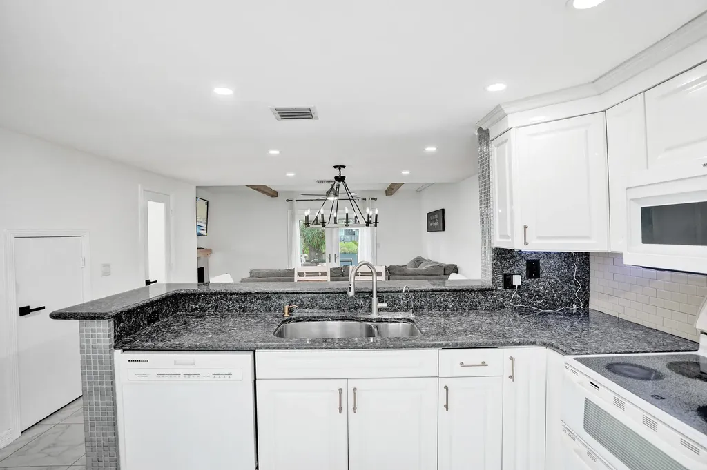 147 SW 3rd Street Pompano Beach FL 33060