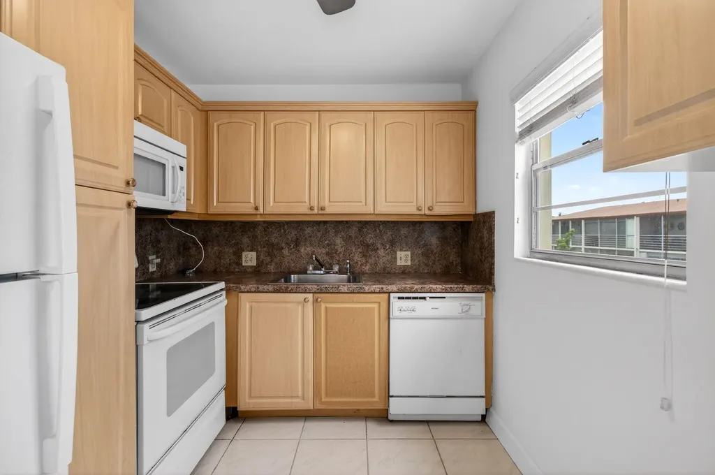 374 Brighton I Boca Raton FL 33434