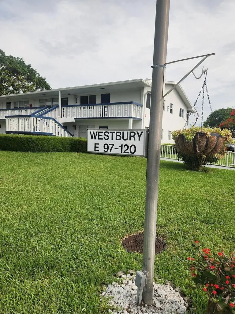 102 E Westbury Deerfield Beach FL 33442