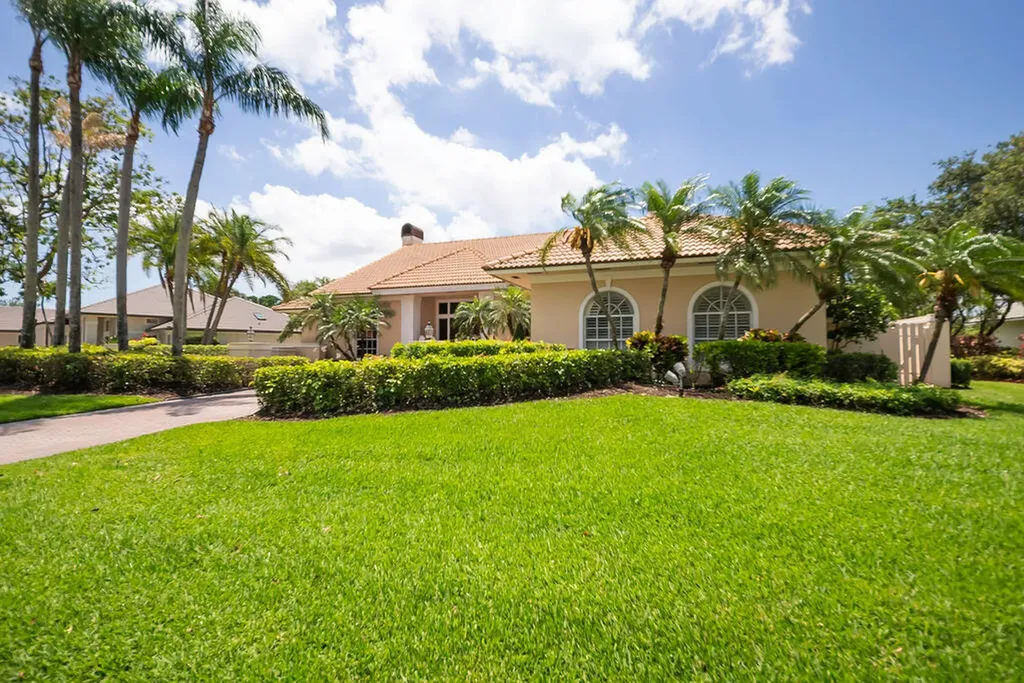 83 Sandbourne Lane Palm Beach Gardens FL 33418