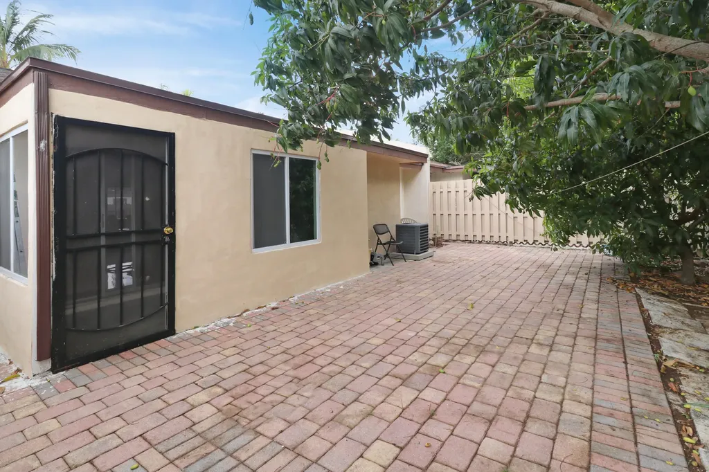 23 Chelsea Lane Boynton Beach FL 33426
