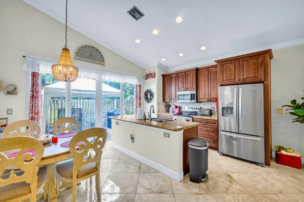 3302 Elizabeth Place S Palm Springs FL 33461