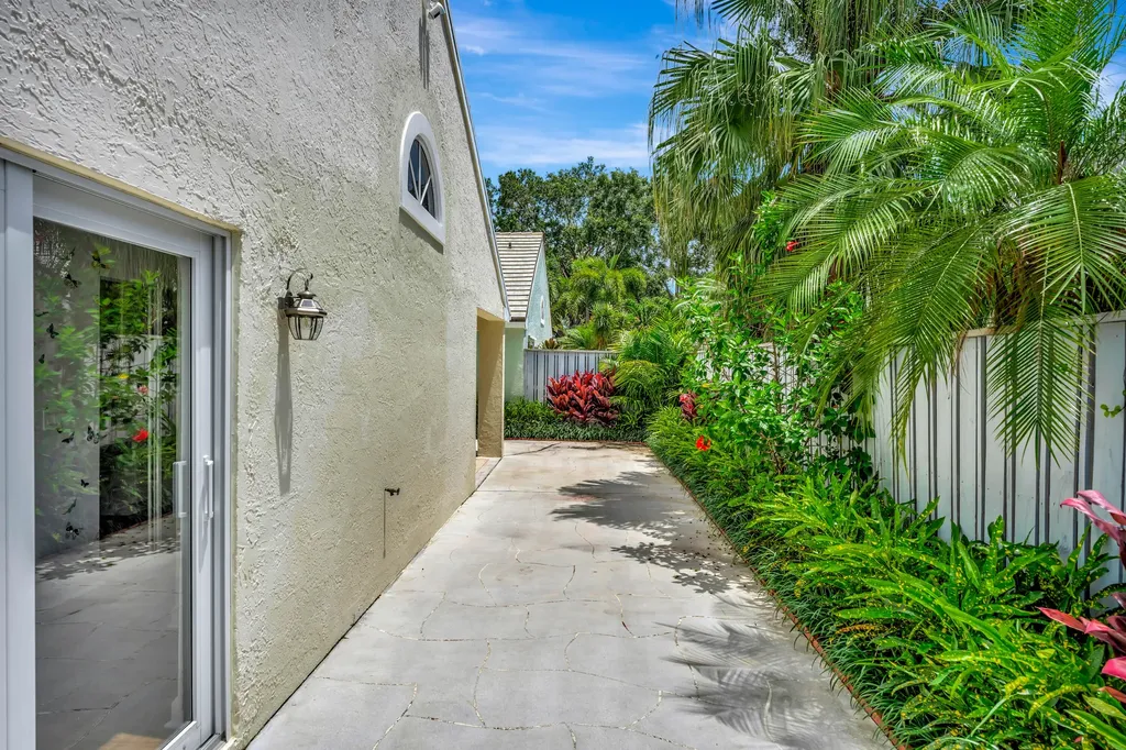 28 Admirals Court Palm Beach Gardens FL 33418