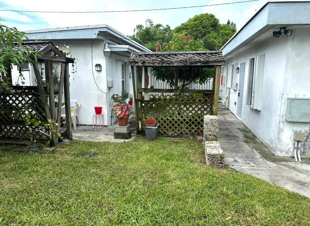 31 SW 10th Street Dania Beach FL 33004