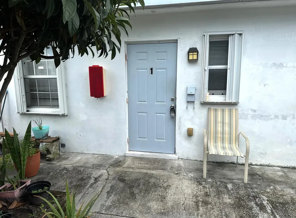 31 SW 10th Street Dania Beach FL 33004