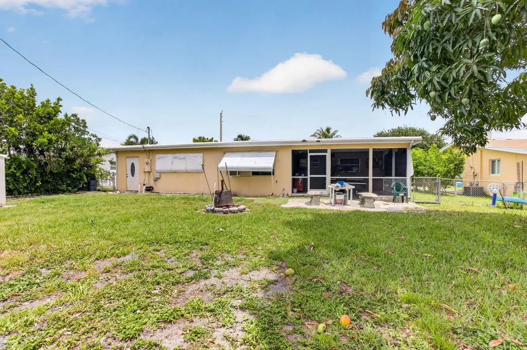 220 SW 10th Avenue Boynton Beach FL 33435