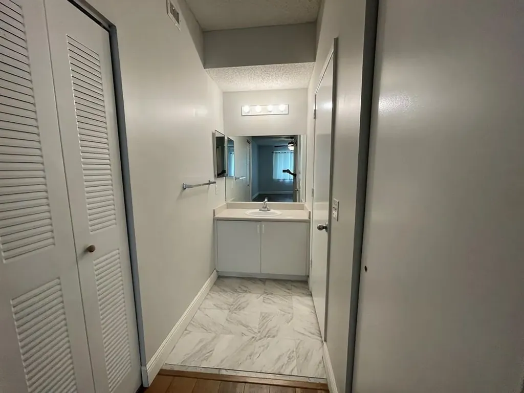 6992 SW 39th Street Davie FL 33314