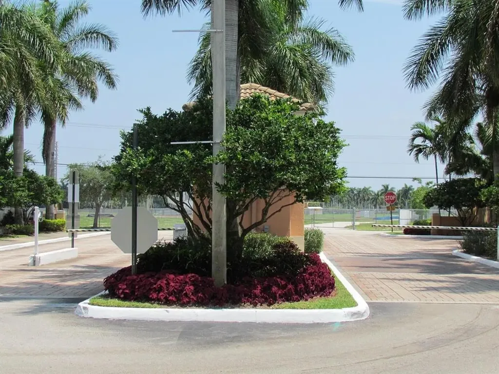 6992 SW 39th Street Davie FL 33314