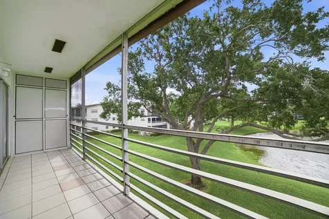 32 Fanshaw A Boca Raton FL 33434