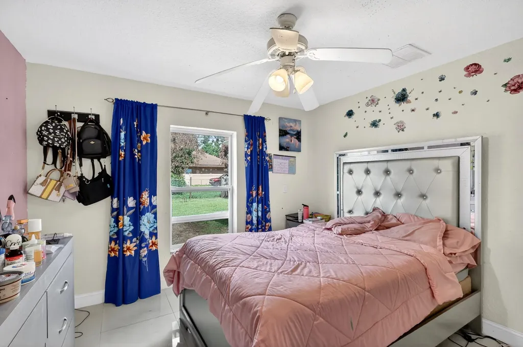 372 NW Hogan Street Port St Lucie FL 34983