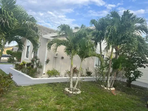5765 Strawberry Lakes Circle Lake Worth FL 33463