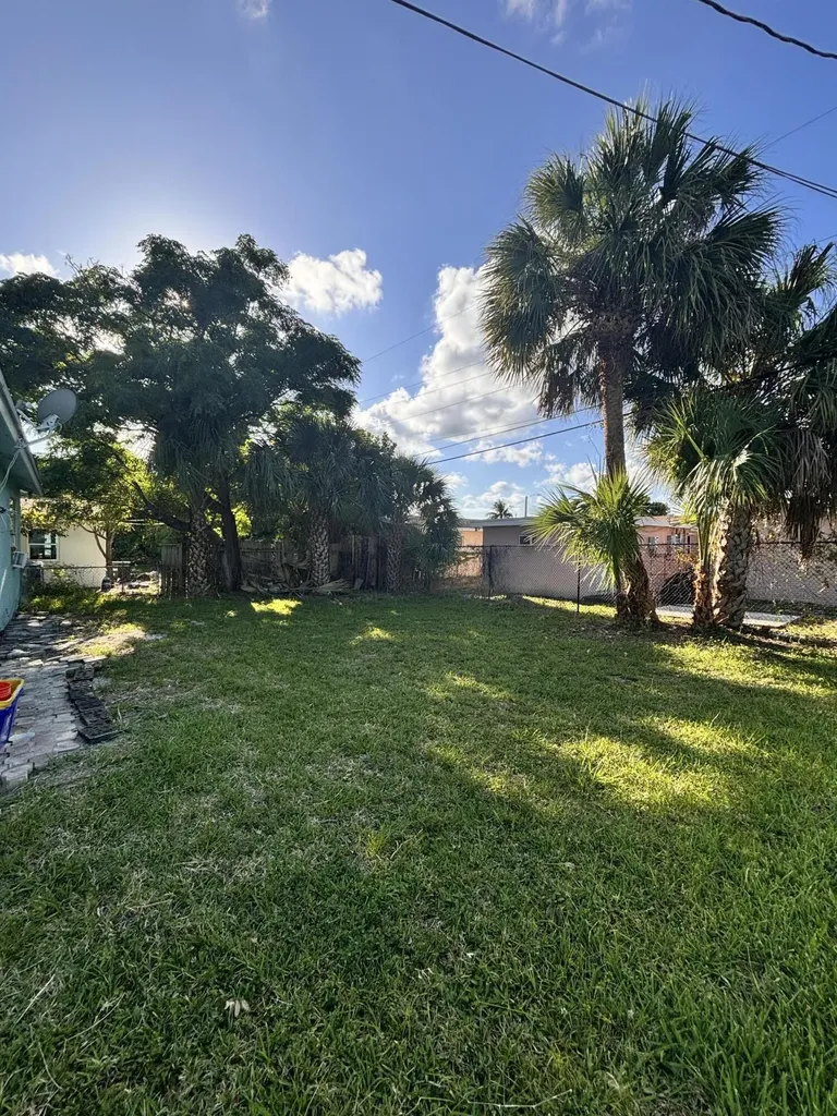1328 W 6th Street Riviera Beach FL 33404