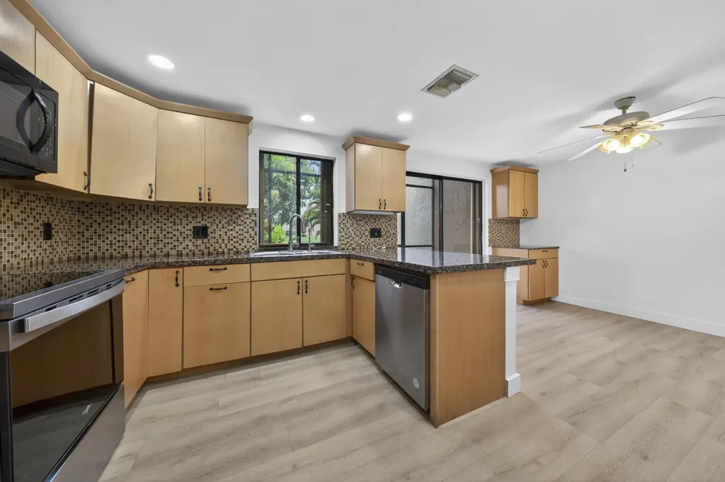 5182 S University Drive Davie FL 33328