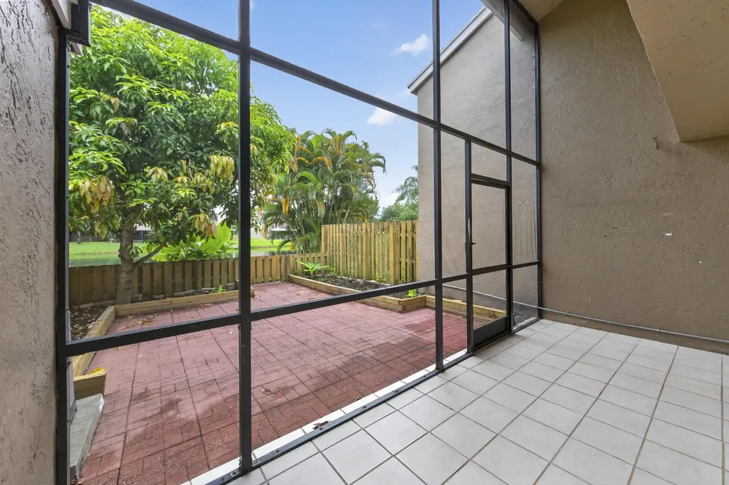 5182 S University Drive Davie FL 33328