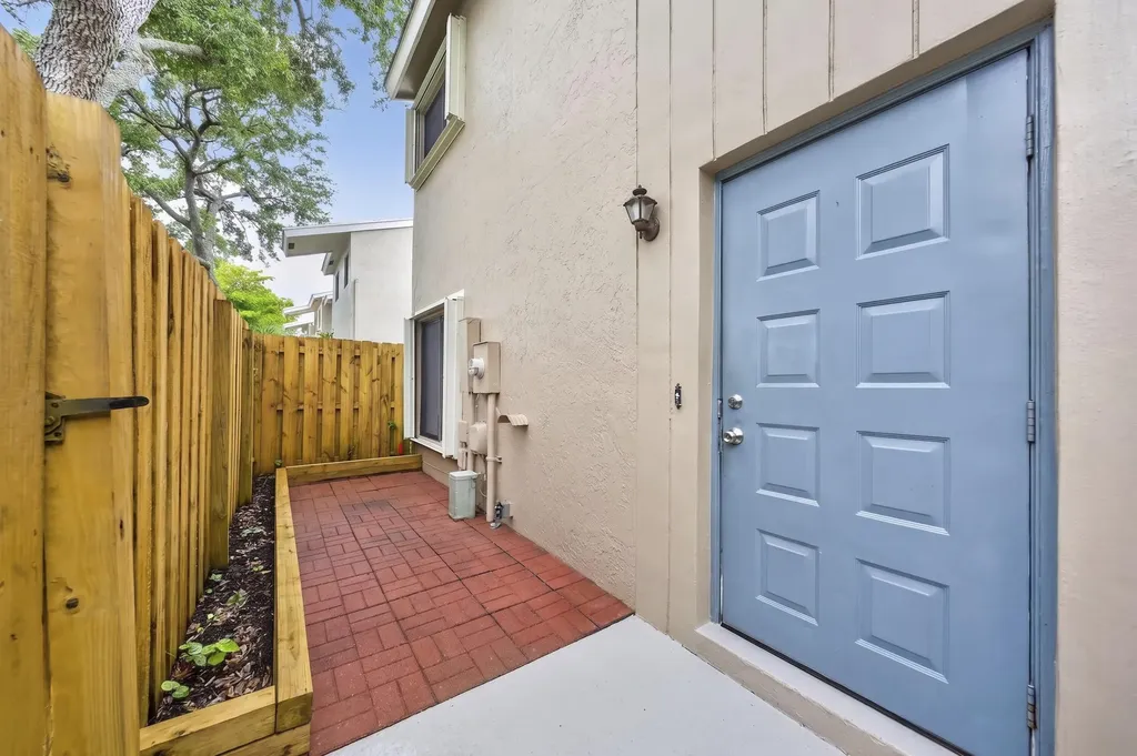5182 S University Drive Davie FL 33328