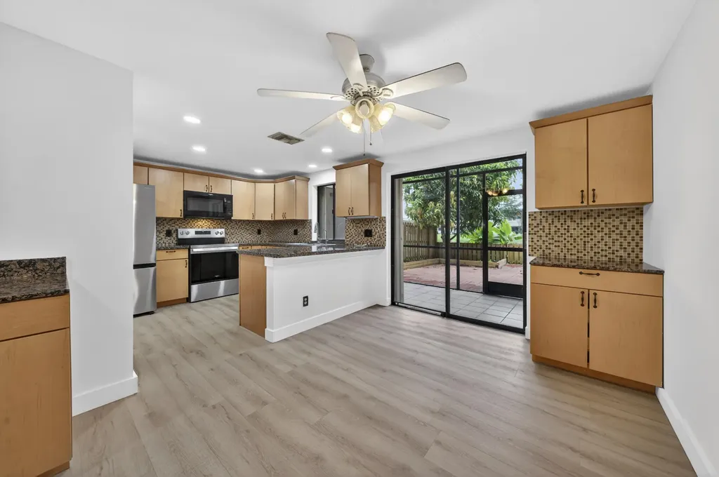 5182 S University Drive Davie FL 33328