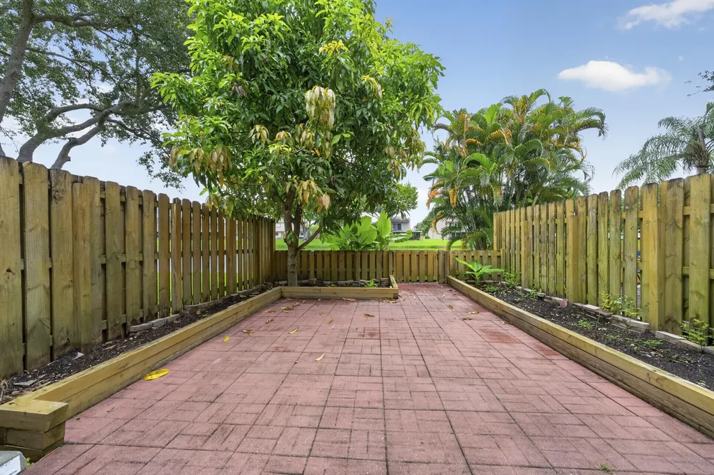 5182 S University Drive Davie FL 33328