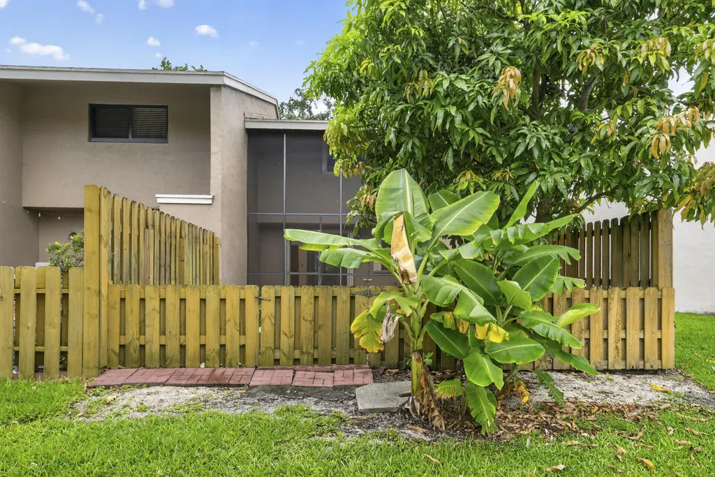 5182 S University Drive Davie FL 33328