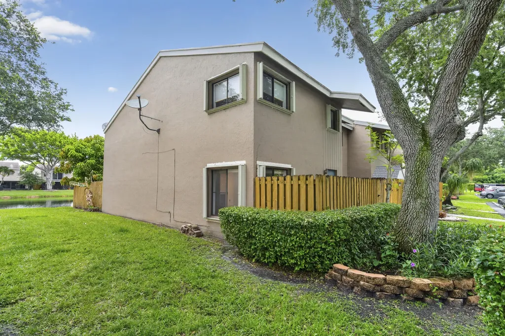 5182 S University Drive Davie FL 33328
