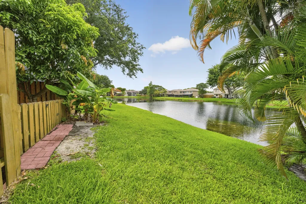 5182 S University Drive Davie FL 33328