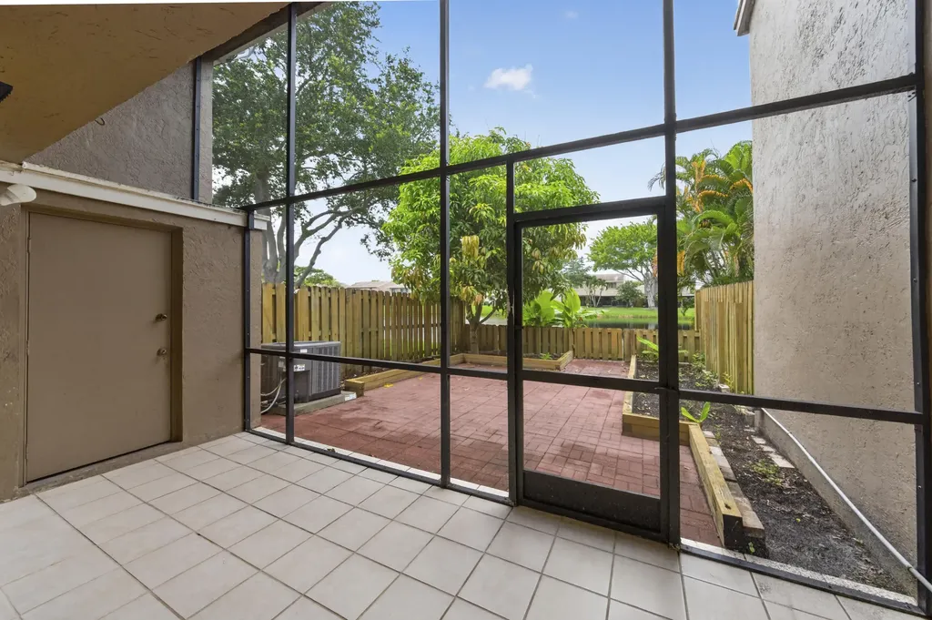 5182 S University Drive Davie FL 33328