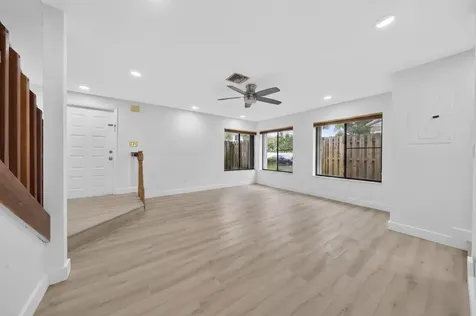 5182 S University Drive Davie FL 33328